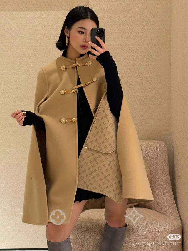 皮扣A字型斗篷 太美太飒太气质大女主了！！！ 新款式的斗篷羊毛桑蚕丝斗篷配皮质带，配上这套紧身连衣裙！随意配点首饰直接惊艳全场，简直就是圣诞节和跨年必备战袍好吧