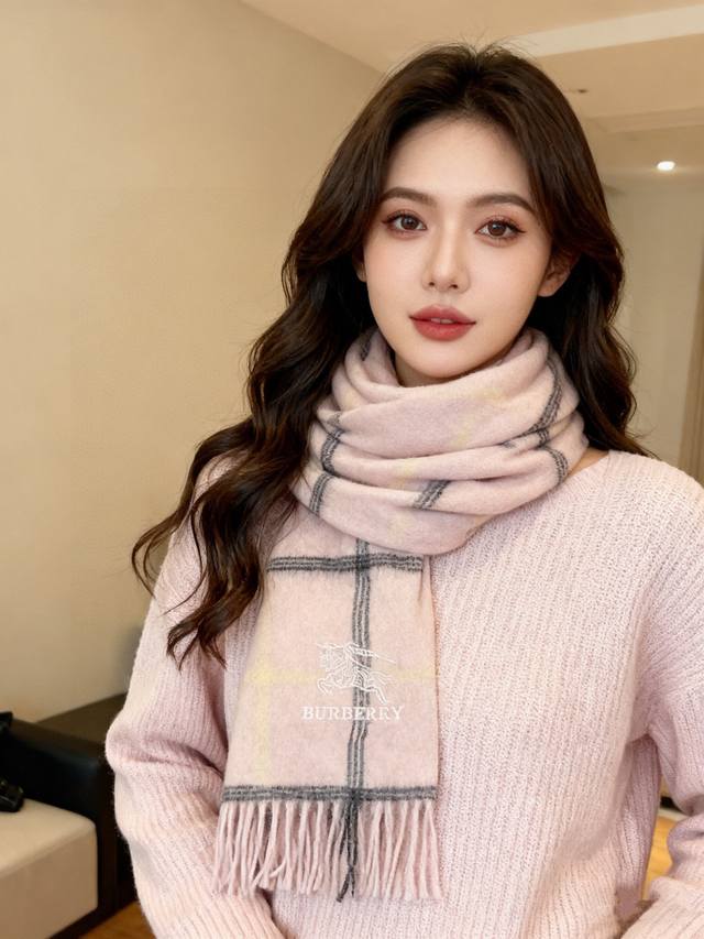 巴宝莉最新格纹少女粉劲爆上架殿堂级御用芭芭家战马的经典格羊毛围巾独家渠道货Bulingbuling系列！人手一条！送人自用好礼材质：纯羊毛 ，规格30*180C