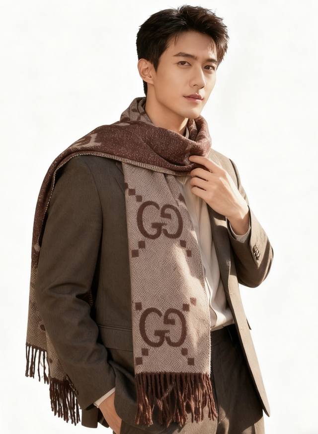 Gucci 古奇 官网同步！代购级别！最新双面两用古驰围巾，永远加分的G秋冬单品！各种穿衣风格都可以和她碰撞出别样的上身效果！Gg标识作为Gucci颇具代表性的