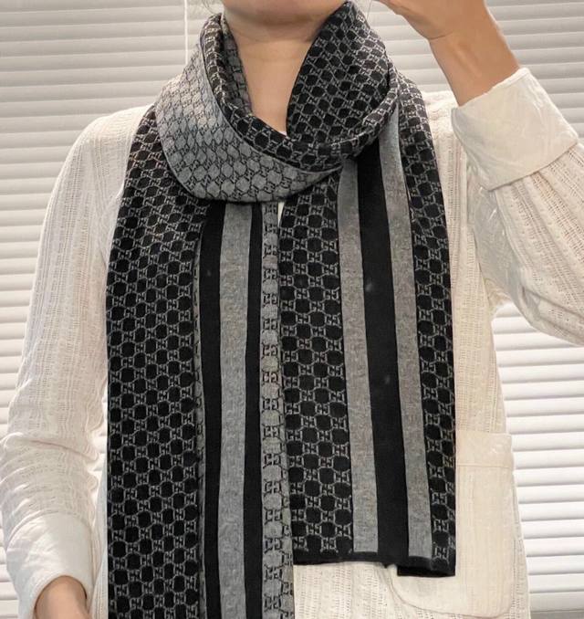 专柜最新款古奇火爆来袭顶级色织工艺此工艺只有大牌纯正代工厂p才有的工艺100%顶级针织加羊绒围巾高尖端产物时尚大牌颜色超正超级柔软保暖亲肤，简单的素色非常大气.