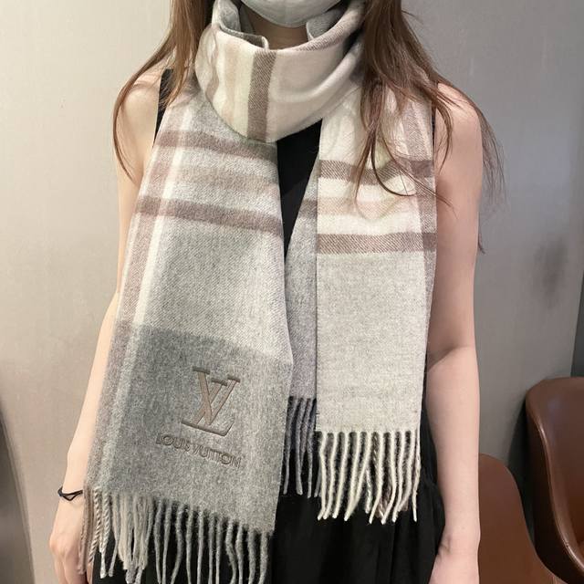 Lv款式很有男性魅力，经典大方面料采用的是客供纯羊绒，细腻柔软度都非常的好，非常漂亮。上身效果无敌好看大气简约，超级好看的男女神配色，任何男女生都会喜欢的款吧，