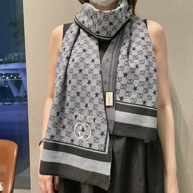 爆款上 G家独家牛货 Gg针织蜜蜂 高端品质针织拼接围巾这种精品是市场上及其少见的，Gg元素针织毛线真是超极高端货只有这种大品牌才会拥有每色都是大爱，卖一条少一