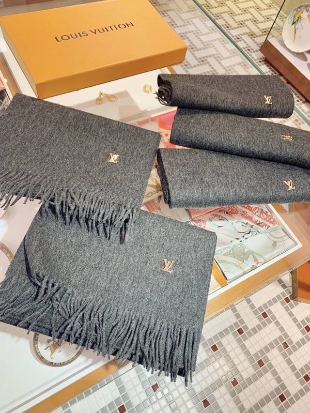 怒赞推荐高端男士款~ 超级无敌赞的男士羊绒围巾！！Zg同步在售，这个价格p真的无敌超值！亲妈价格p回馈~买到绝对值！！Lv非常正的男士围巾~面料大爱，双面的羊绒