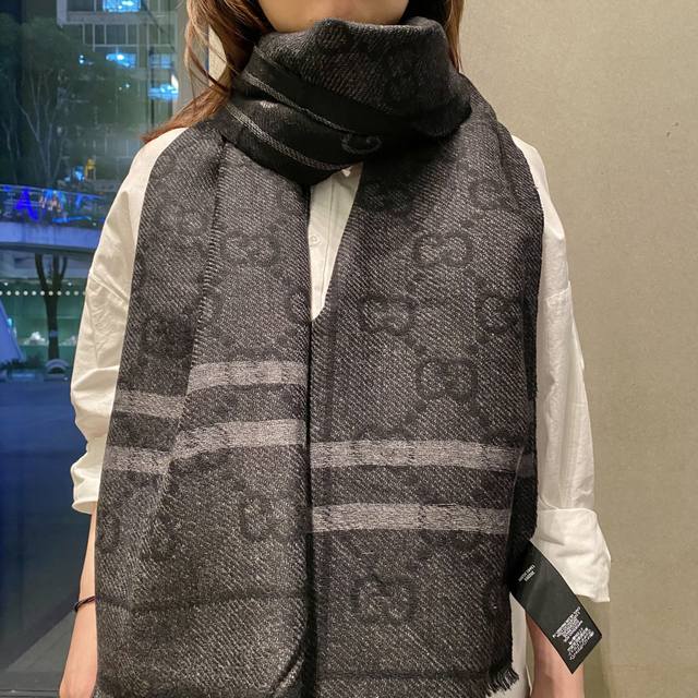 古奇 双G提花双面 款式经典，男女都可以 大方时髦，不过时，随便什么时候拿出来戴都好看。Gucci这款限量经典元素的新款披肩真的超重磅高端围巾提升气质的时尚力量
