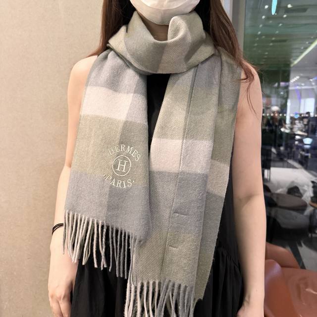 爆款推荐爱马仕好看到尖叫顶级山羊绒款非常赞的情侣款围巾此款是专柜限量款顶级苏格兰羊绒重磅打造独家实物拍摄高端品质全程展现，此款长巾由渐变方块人字纹搭配，正反两用