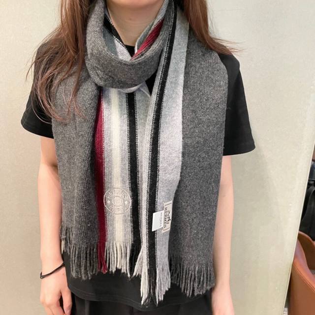 上新2025 爱马仕男女款围巾且买且珍惜~都是出口订单所以比较难遇东西讲究少而精好看的一定要收这款H家女士围巾，款式很有女性魅力是男女款里非常Classical