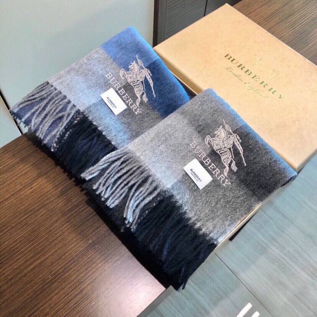 巴宝莉国际品牌时尚男士围巾上市霸气休闲为一体 顶级羊绒+精细刺绣 32*180标准男款规格 原版复刻 绝对是时尚男首选 堪称原单不过分 市场独家 给人焕然一新的