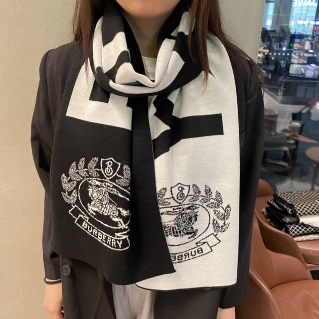 Vip推荐巴宝莉专柜最新款围巾 顶级羊绒围巾 爆款哦 实物真心美 针织围巾配以精美Logo的刺绣整条围巾颜色的搭配都非常到位细节都可见整个披肩围巾给人大牌气场的