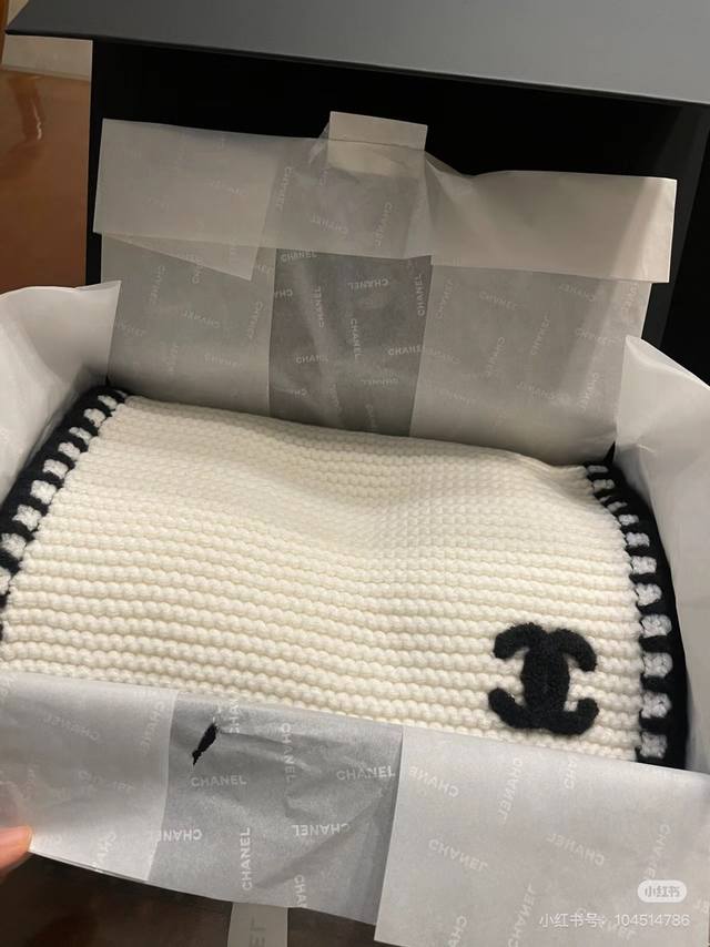 到货香新款 边框香奈儿 羊绒针织长巾美翻了[流泪]御用殿堂级极品新款在售 进口纯羊绒时尚银线镶边针织毛线美丽至极 真的 上身极为衬肤色 百搭 好看不好看自己看吧