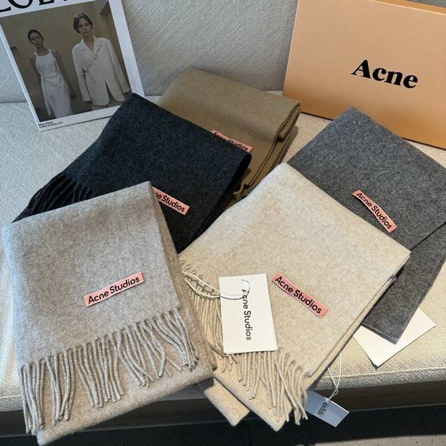 Acne 主打的系列~今年这个真是红啊~时髦气质的代名词自带高级气场软软糯糯厚实温暖再来说下配色和工艺吧，首先配色就是今年超流行纯色新色，有着深浅色系的百搭，又