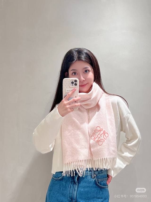 简直了！罗意威新品围巾太火爆了 2025秋冬新品围巾 升级后的棋盘格也太精致好看了 印有浮雕Anagram 经典三配色，现货发售 秋冬第一条围巾就选它