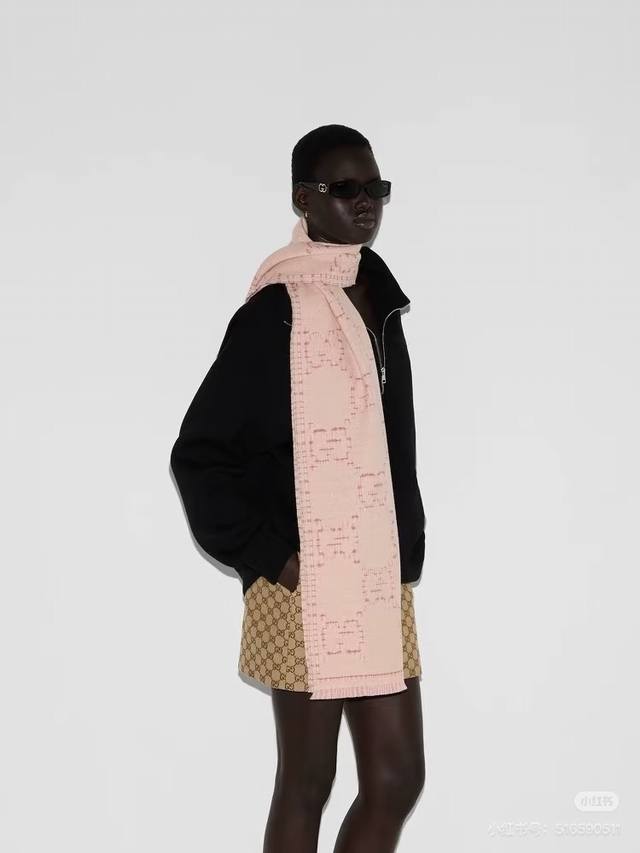 货专柜同步 双G提花双面披肩 款式经典，大方时髦，不过时，随便什么时候拿出来戴都好看。靓男靓女都可以用，Guci这款限量经典元素的新款披肩真的超重磅高端围巾提升