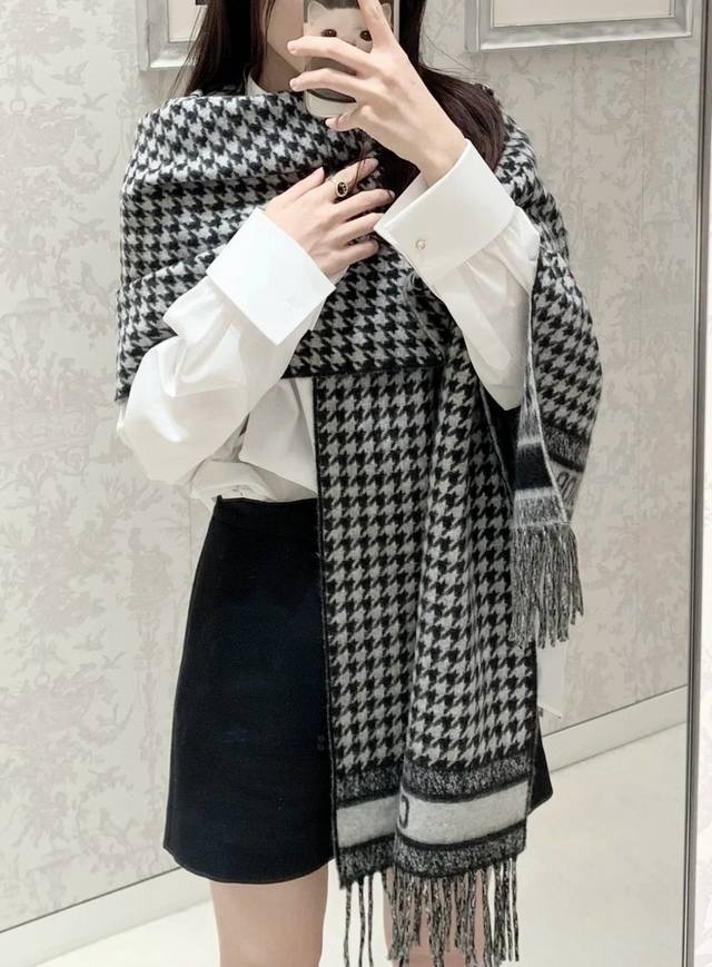 Dior25新款千鸟格围巾，这款围巾向经典的粉色和白色千鸟格纹图案致敬。采用羊绒面料精心制作，双面设计，饰以流苏饰边，点缀以对比鲜明的 Christian Di
