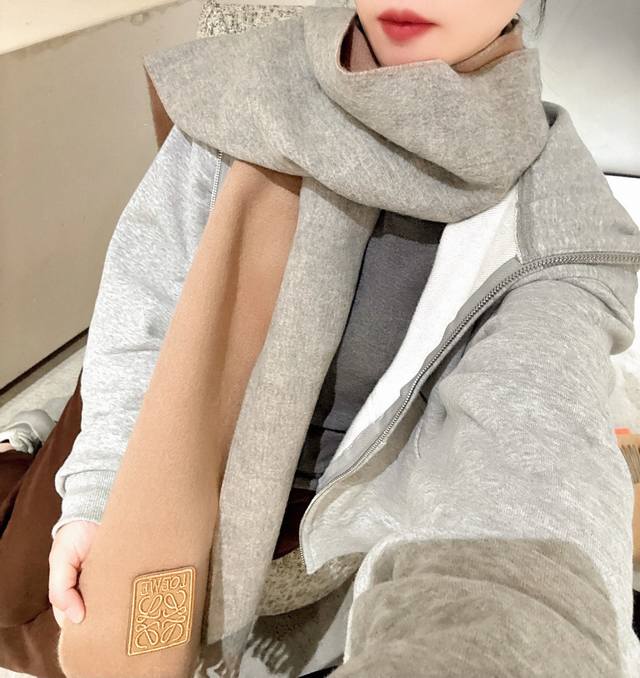 罗意威难得一见的温柔配色，低调又不失优雅 重点推荐双面配色，一条围巾两种风格搭配，高级舒适时髦气质，名小众，却大牌范十足，超级安利Loewe这款触动内心的柔美围