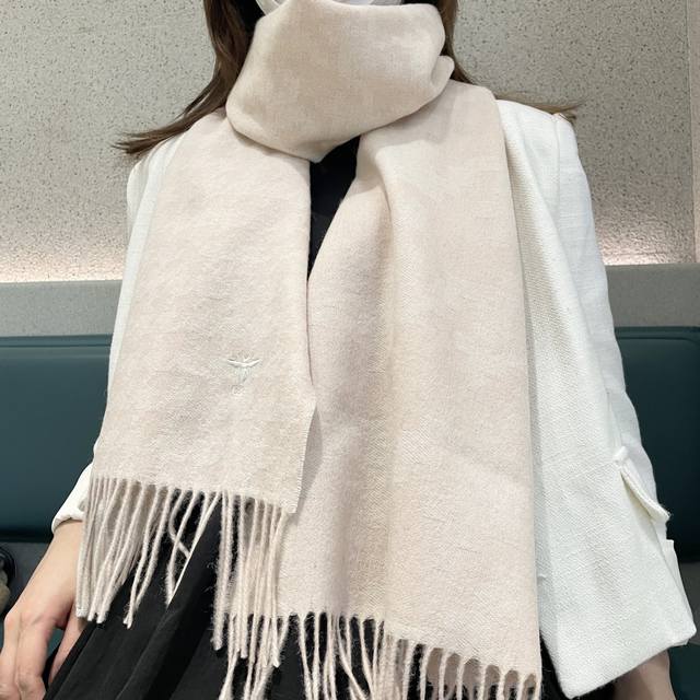 迪奥 Dior 明星同款Dd围巾。经典款永远不会过时，而且超百搭。超级好看！！果断自留！精致散须 率真不拘泥 适合各种造型 精妙绝伦 不多介绍 自己看，32*1