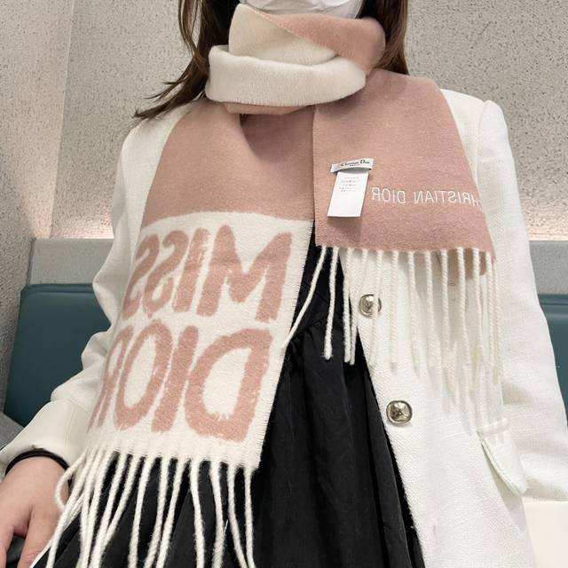 Dior 迪奥流苏长巾 尺寸:17×140Cm 材质:100%山羊绒 爆款，专柜最新款式 双面羊绒 超百搭！超显气质！这么大比重的羊绒真的超级少见羊绒 有世界公