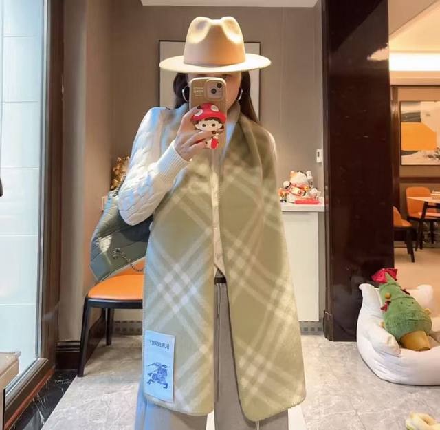 2025最新版本缩边 最新配色 斜格长巾 工艺与材质完全与专柜无区别，粗犷耐用，厚实保暖 立体感十足，百分之百对版冬季里绝对不能少的一件单品，氛围感穿搭 自带气