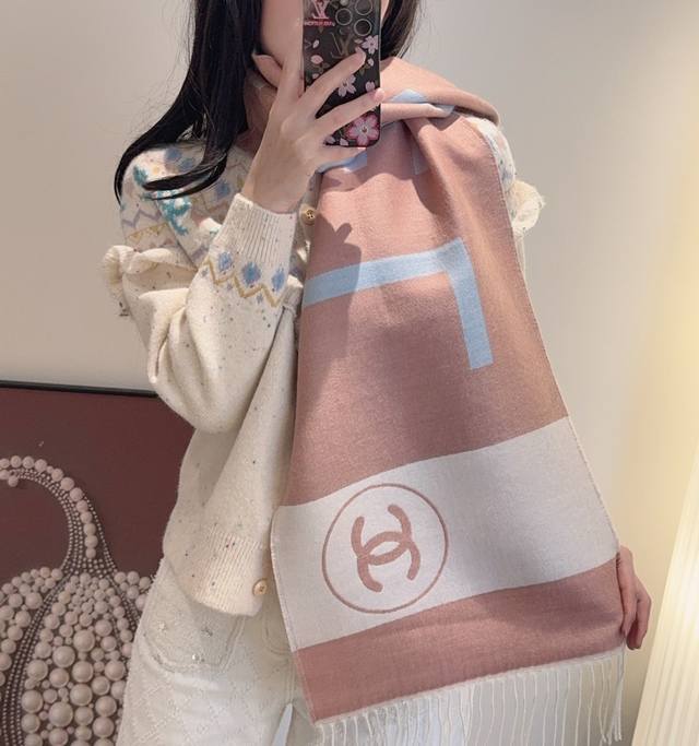 新款Coco香奈儿精纺羊绒字母提花围巾时尚大牌风格，做工精致，现货。上身效果超级棒。送礼自用超高性价比。Size: 30