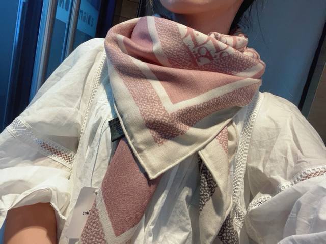 推荐140丝绒方巾双面异色羊绒方巾D家Zg爆款立体呈现图案纹路实物档次极高特殊工艺高端研发惊艳问世特殊尖端工艺处理受到白富美的喜欢 无论是品质 款式 价格p都令