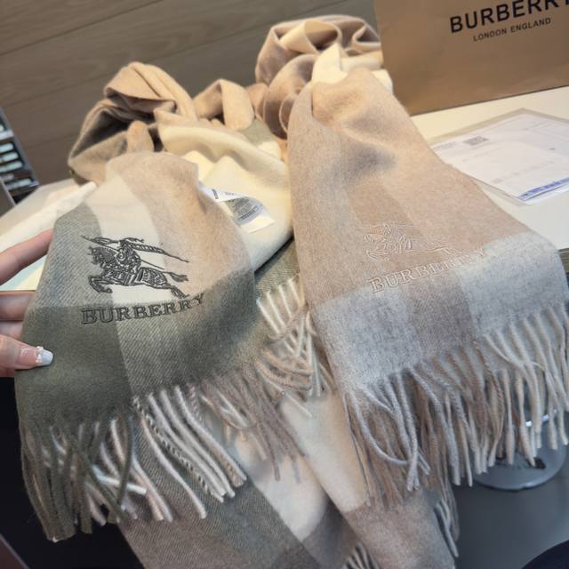 Burberry 巴宝莉战马披肩大B家新品围巾披肩磅重来了Bur原单殿堂皇级室最新款专在柜售16000+，人必手备的Bur单品搭任配何大衣羽绒服必备的，手柔感软