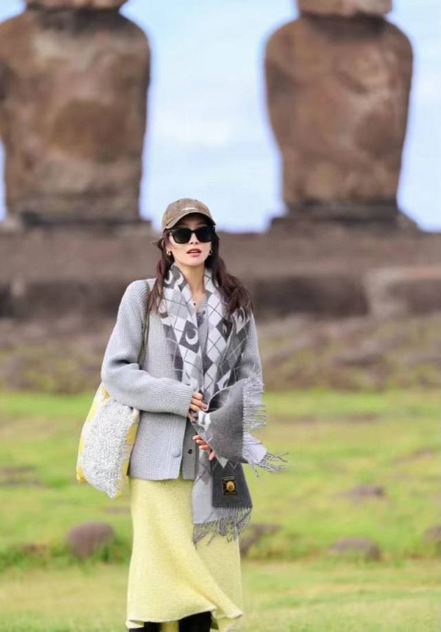 宋茜同款围巾原单来了。这批货正儿八经的压了大半年才可以出，血统纯正的中国代工目前国内加工的产品很重环保，比如这个围巾就加了环保防静电纤维，它的作用一是大大减少羊