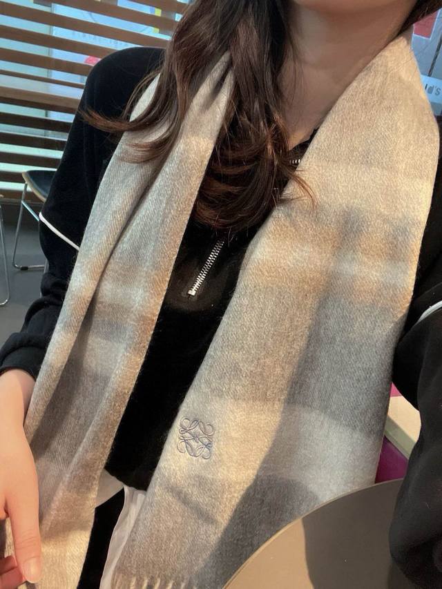 重磅推荐Loewe 罗意威 炒鸡高级感，名媛白富美必备 拿到手你就懂我说的了，100%极品山羊绒水波纹小围巾，成份支持检测手感柔软细腻炒鸡无敌，总之无论是面料还