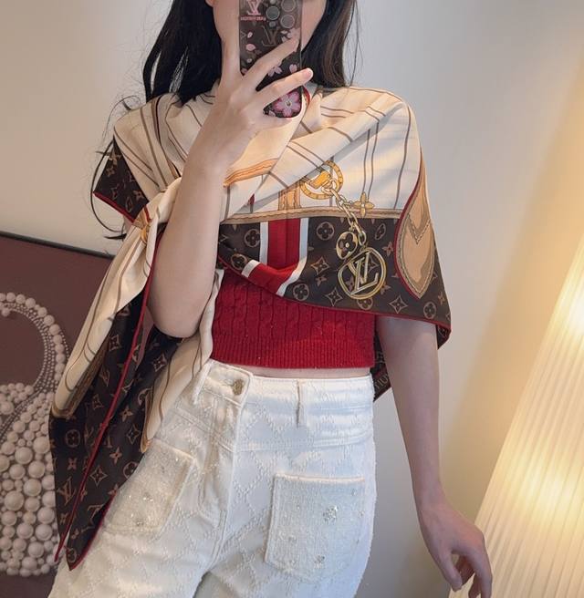 Monogram Infinity 方巾依托印花工艺将 Monogram 图案巧妙铺陈于莹润桑蚕丝，再以 Damier 饰边与织纹标识彰示品牌风范，瞬间俘获视觉