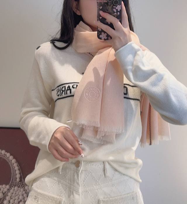上新2025爱马仕男女款围巾且买且珍惜~都是出口订单所以比较难遇东西讲究少而精好看的一定要收这款H家女士围巾，款式很有女性魅力是男女款里非常Classical的