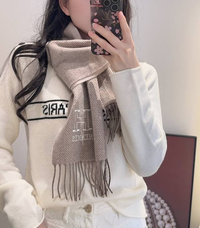 爱马仕围巾，好看的要疯掉了，太有型太有魅力了非常斯文时尚的秋冬单品！真的很喜欢，非常Classical的男款设计100%羔绒，手感真的绝了上身效果真的随便怎么围