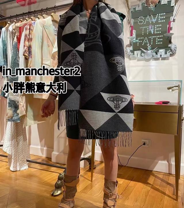 经典大土星围巾 Vivienne Westwood西太后土星 英国时装设计师，时装的朋克之母！时尚潮流风格，品质强大，超美的设计！简约大气刺绣Logo精致这个款