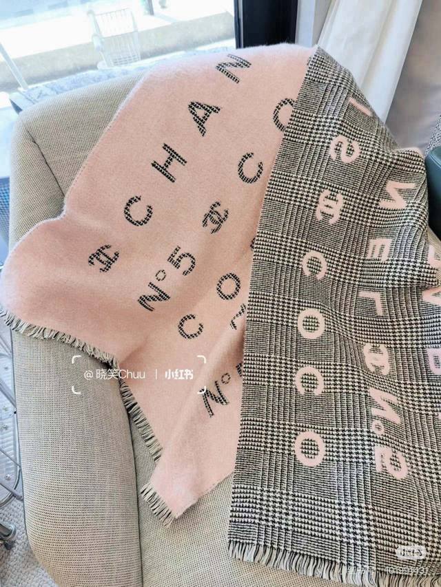 香奶奶 新款，Chanel 香奈儿 24Cocochanel系列，张予曦同款围巾，被誉为24年香奶奶最好看的一款，最值得入手的一条，一面千鸟格一面提花字母，既是