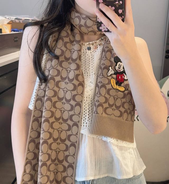 Coach＆迪士尼 联名米奇围巾 针织面料 100%澳毛 螺纹下摆 男女同款 单款单色 精致 细节到位 手感软糯 配色百搭 规格25*160Cm