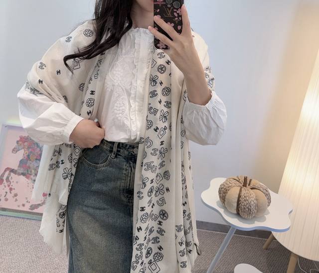 上新 超级有腔调！！！巨巨巨巨美的闪光女神 谁懂这种秋冬调性的美啊？！！！这款小香披肩也是我疯狂喜欢的一款，一试完就爱惨！！！300支戒指绒镶嵌进口柔软金属丝，