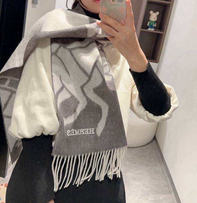 Hermes 爱马仕重磅推荐 100%羊毛材质非常保暖 柔软亲肤，不扎脖经典双面设计，一条围巾两种风格男孩女孩通用，Size：30*180Cm满满的爱