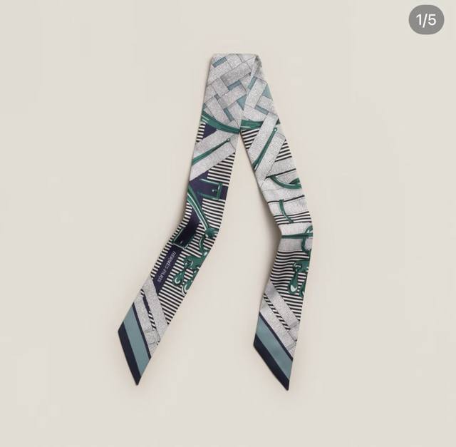 上新， 马嚼锁环衬衫 18姆米重磅斜纹真丝飘带，绝对的好货，正品开版，专柜同步 爱马仕新款Twilly，顶级斜纹真丝打造 超精细的印花 字迹非常清晰 规格：5X