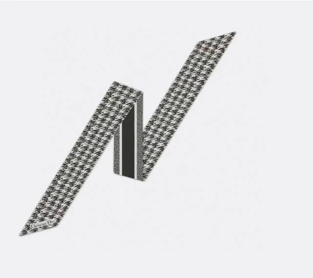 Dior迪奥Twilly丝巾，满面千鸟格 款式经典，造型修长，两端尖角设计，背面饰以对比鲜明的Christian Dior标志条形图案。 上身效果非常赞！随意一