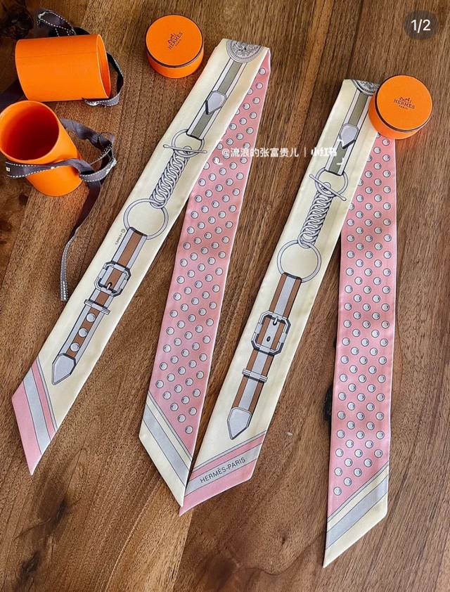 Twilly，盛大欢庆，5*86Cm，重磅真丝斜纹绸面料，三色现货 创作渊源 灵感源自“盛大欢庆” Grand Tralala 方巾设计： 在奥地利皇帝弗朗茨