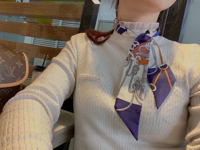 新款Twilly 军刀进行曲 顶级斜纹真丝打造 超精细的印花 字迹非常清晰 绝对是送礼自用的首选丝带既可绕于颈间，亦可缠于腕部、腰部，同样也可以搭配在心爱的包包