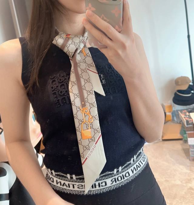 Gucci古驰Twilly丝巾，皮带金锁 Gg字母款式经典，造型修长，两端尖角设计， 上身效果非常赞！随意一搭就是那么完美！ 飘带有超多用途：领巾、发带、包包配