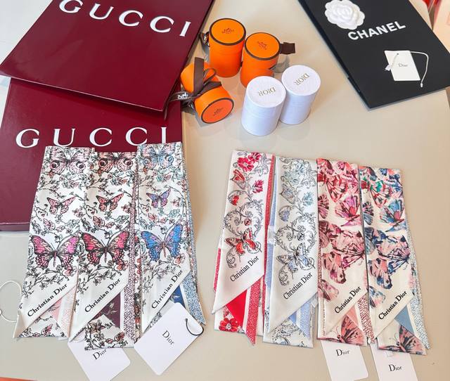 这款白色和淡粉色桑蚕丝提花 Mitzah 丝巾饰Dior Camo papillon 图案，以优雅而诗意的设计全新演绎蝴蝶主题。款式经典，造型修长，两端尖角设计