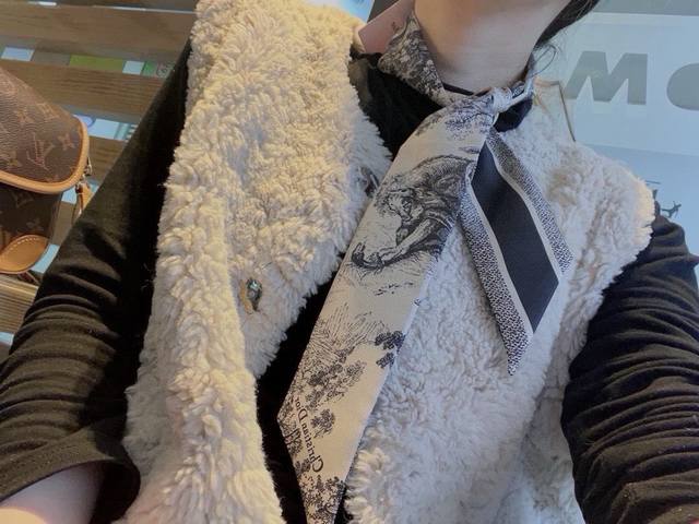 新版丛林 高品质Dior Mitzah老花时髦小丝带 绝对市面最好的版本 做工精细，丝带尖角直，这款上身效果也是非常赞，自留推荐~100% 双层18姆米斜纹真丝