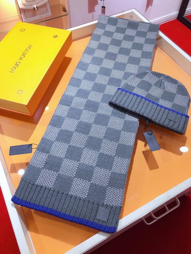 Rlv1955 极品套装 Lv超强硬货加厚棋盘格羊绒 围巾+帽子 超暖舒适全羊绒版，粗款风格针织技术编织出经典棋盘格，收边用了非常特别的颜色，真心佩服设计师的灵