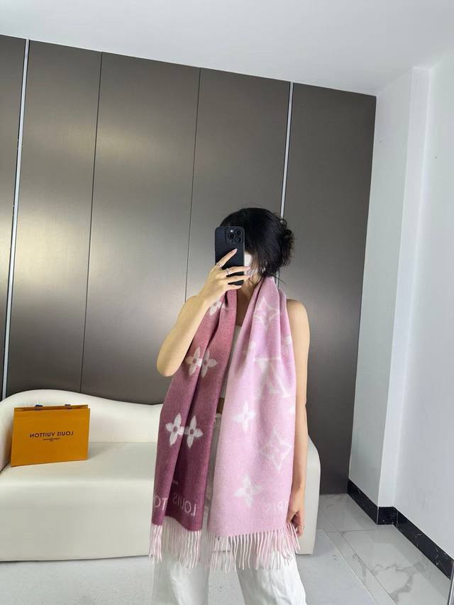 渐变色！Lv可以用一辈子的围巾 永不过时的经典” 驴牌 # 双面羊绒围巾 羊绒材质 一点也不扎 可以当围巾也可以当做披肩 双面异色提花 两面完全相反的颜色及图案