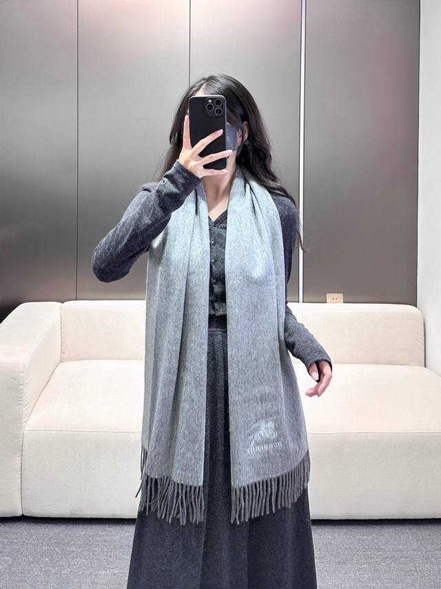 巴宝莉 刺绣战马 最新款男女通用情侣款重磅推荐 经典的格子，永不过时非常保暖柔软亲肤，不扎脖经典巴宝莉格纹设计太美了赶紧下手吧中性款男女各自选择自己中意的颜色，