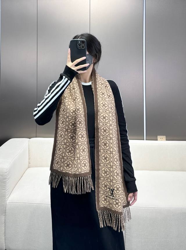 年Lv爆款经典四叶草双面提花爆款围巾！！！非常百搭的一款，搭配大衣，毛衣都非常高级，尺寸刚刚好，及保暖又美观，太爱了可当情侣款，三色现货 尺寸：35Cm*200