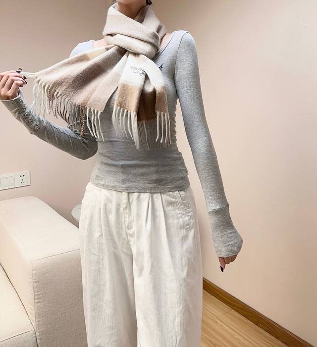 上新百分之百山羊绒！2025年巴宝利难得的高端男女土围巾~面料大爱，非常柔软细腻舒服大气简约，超级好看的男神配色，任何男女生都会喜欢的款吧，经典字母Logo非常