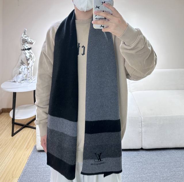 年Lv爆款到货！ 针织条纹 男女通用围巾 ，低调的配色更享得时尚高端，100%针织羊绒经典条纹编织围巾高尖端产物，时尚大牌的顶尖设计款拿到手你就会明白质量真的超