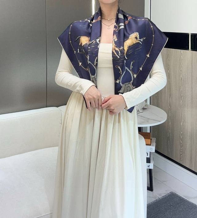 草原风情”90方巾-Hermes 手工卷边真丝方巾 100%桑蚕丝 。 这款90方巾质感轻盈，佩戴方便。 法国制造。 设计师 让德富热罗勒 Jean De Fo