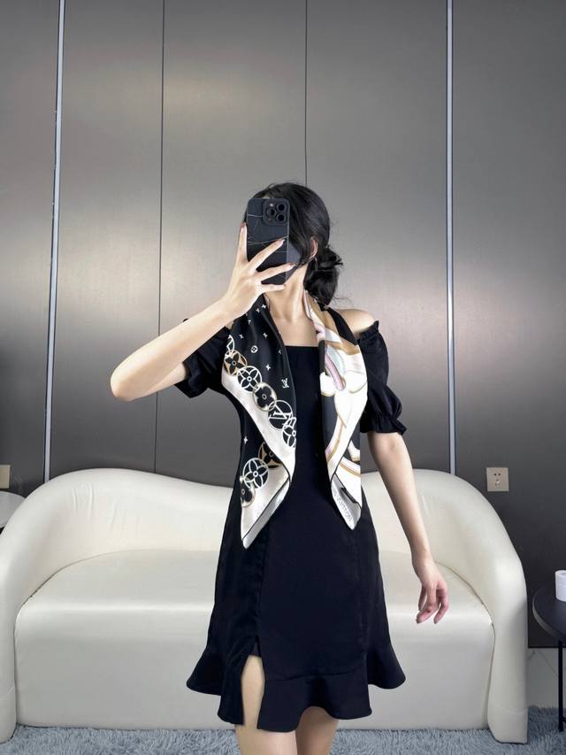 年Lv爆款到，超级软糯丝滑~触感真的绝了！！围过这样的丝巾，其他面料的都会觉得不够舒服！大牌才有的设计水准！高级优雅显气质。老花永远是时髦的代表！上身效果非常高