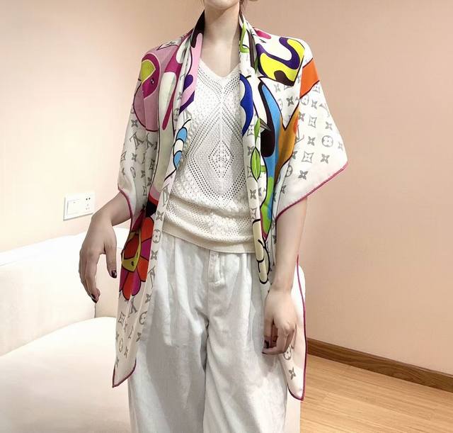 Lv X Tm Superflat方巾 顶级丝绒双面同色方巾 Lv X Tm Monogram Superflat 丝绒方巾出自路易威登与日本艺术家村上隆的合作